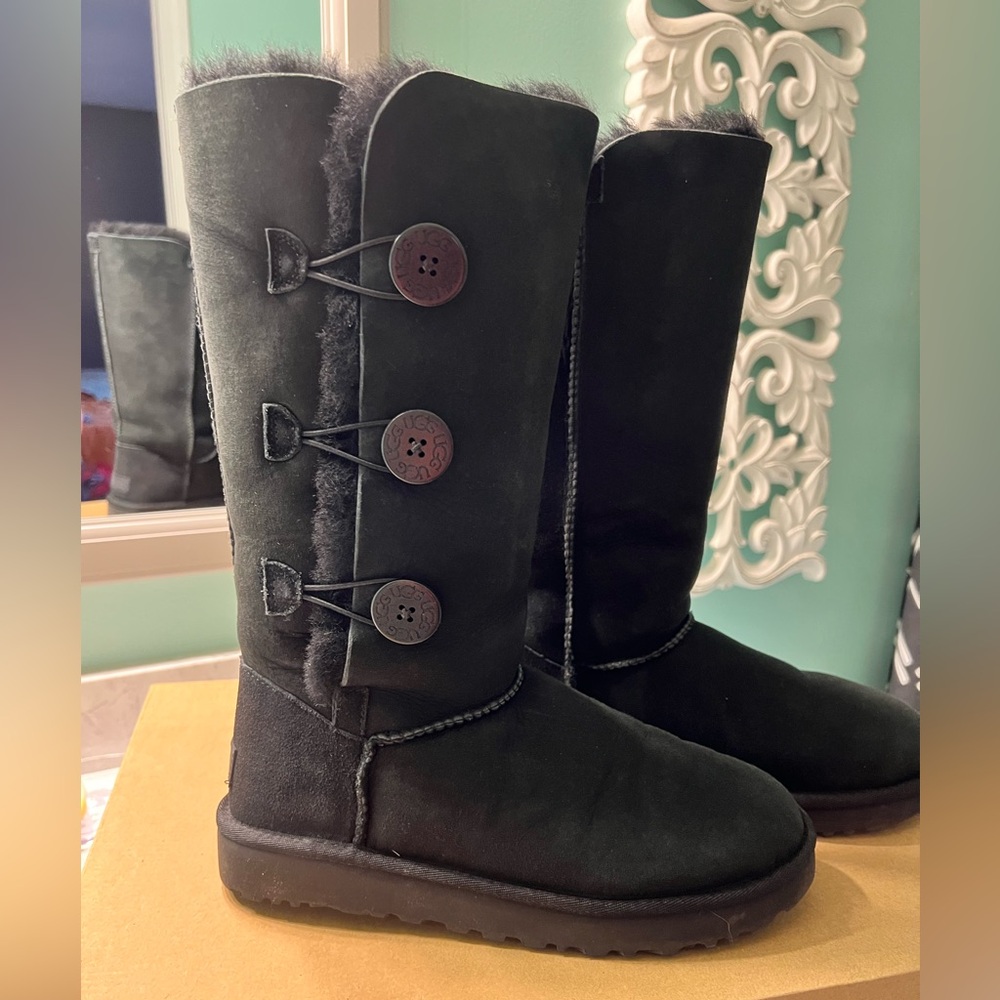 Women’s Ugg Bailey with triple button, size 9, black